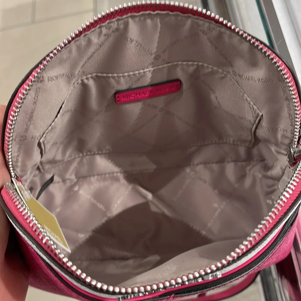Michael Kors Jet Set Travel Md Sgntr Logo Color Block Dome Crossbody
DRAGONFRUIT - Picture 6 of 16